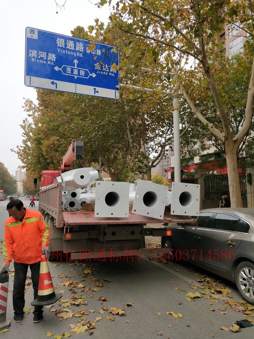 河南河南郑州市交通标志牌安装现场